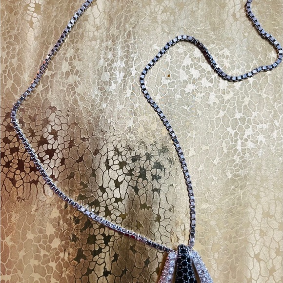 Gorgeous and elegant cubic zirconia 2 tone oave pendant with box link chain - Picture 2 of 8